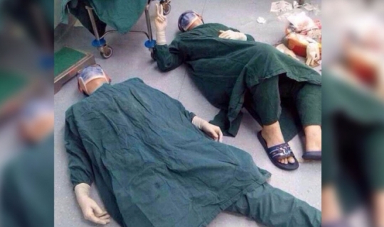 Çin'de 32 Saat Süren Beyin Tümörü Operasyonundan Sonra Cerrah Kendisini Yere Attı