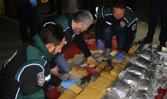 Kocaeli'de Narkotim Polisleri Durdurdukları TIR'da 115 Kilogram Eroin Yakaladı! Polisler Başarıyı Tatlıyla Kutladı!
