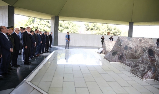 Cumhurbaşkanı Erdoğan, Adnan Menderes'in Anıt Mezarının Yıprandığını Görünce Yenilenmesi Talimatını Verdi!