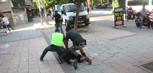 Adana Sokakları Karıştı! Suriyeliler Kaçtı Polis Kovaladı
