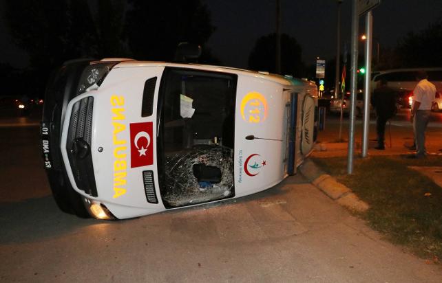 Adana’da Hasta Taşıyan Ambulans Ticari Taksiyle Çarpıştı: 5 Yaralı