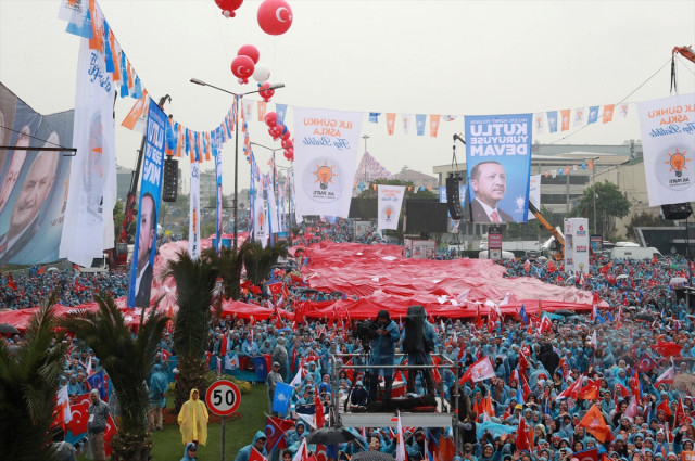 AK Parti’de Tarihi Anlar! Cumhurbaşkanı Erdoğan Dev Kalabalığın Karşısında Seçim Manifestosunu Açıklıyor