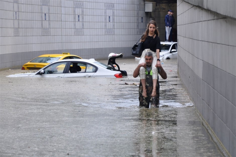 Ankara’da Sağanak Yağış Sadece 15 Dakikada Hayatı Felç Etti