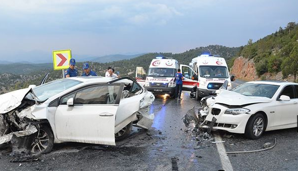 Antalya’da Can Pazarı! 6 Araç Birbirine Girdi, Çok Sayıda Yaralı Var