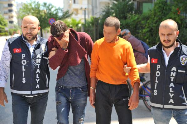 Antalya'da Eşcinsel İlişkiyi Kabul Etmeyen Öğretmeni Boğarak Öldüren İki Cani Kanlı Elbiselerle Bara Gitmiş