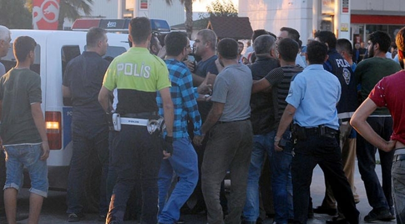 Antalya’da Kaza Sonrası Ortalık Karıştı! Polis Kavgayı Güçlükle Yatıştırdı
