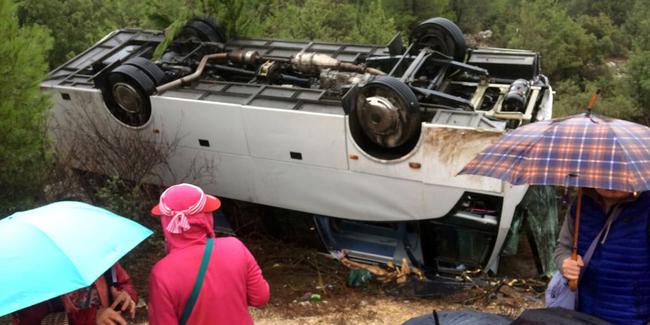 Antalya’da Tur Midibüsü Devrildi! 1 Kişi Öldü, 17 Kişi Yaralandı