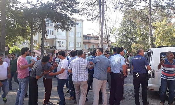 Bursa'da Tehlikeli Gerginlik! Yan Bakma Kavgası Hastane Önüne Taşındı