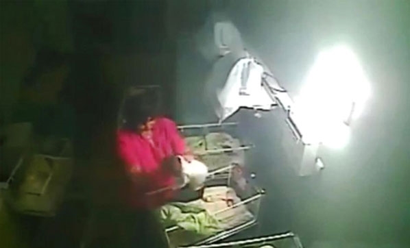 Çalıştığı Hastanede Yeni Doğan Bebeği Ağladığı İçin Defalarca Yumruklayan Hemşire Güvenlik Kameralarına Yakalandı
