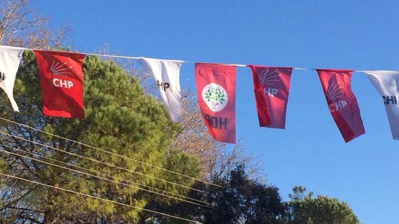 CHP Bayraklarının Arasına HDP Bayrağı Asıldı! İlk Açıklama CHP’den Yapıldı
