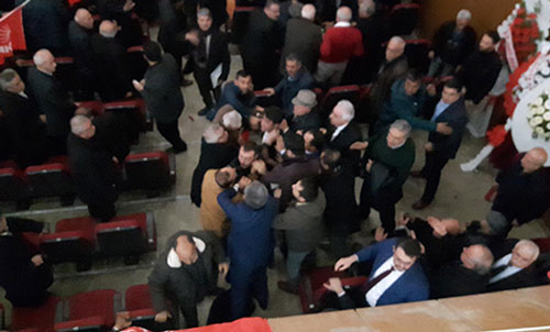 CHP’nin Kırşehir Kongresi’nde Kavga Çıktı! Partililer Yumruk Yumruğa Birbirine Girdi