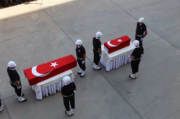 En Acı Tören! Türkiye'nin Yüreği Yandı, Şehit Olan Asker Eşi ve Bebeği Yan Yana Türk Bayrağına Sarılı Tabutlarıyla!