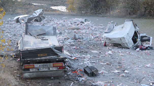 Erzincan’da Korkunç Dakikalar! Freni Boşalan TIR Şarampole Uçtu: 3 Yaralı