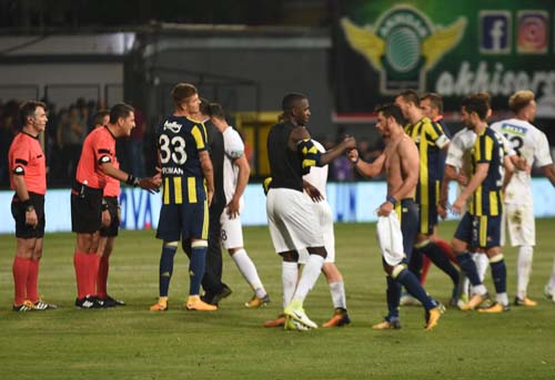 Fenerbahçeli Taraftarları Çıldırtan Hareket! Akhisarlı Futbolcu Fenerbahçe’nin Futbolcusu Giuliano’nun Formasını Yere Fırlattı