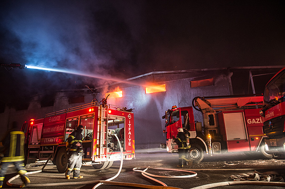 Gaziantep’te Tekstil Fabrikasında Yangın Çıktı! Çok Sayıda İtfaiye Yangına Müdahale Ediyor
