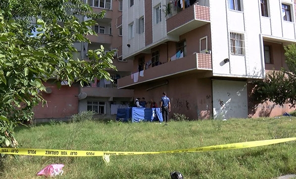 İstanbul Bahçelievler'de Bir Kişi Yaşadığı Apartmanın Bahçesinde Ölü Bulundu