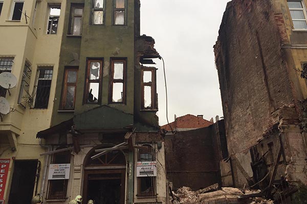 İstanbul Yedikule'de Bina Çöktü, 1 Kişi Enkaz Altında Kaldı