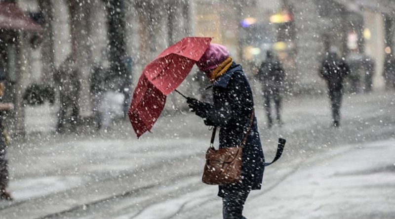  İstanbul’da Beklenen Kar Yağmaya Başladı! Yerler Beyaza Bürünmeye Başladı