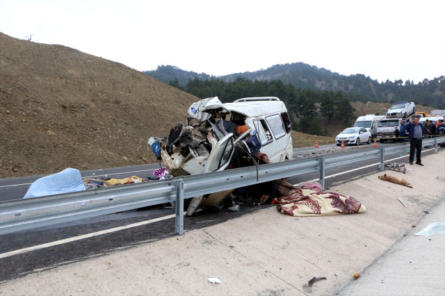 Kahramanmaraş’ta Cinayet Gibi Kaza! Minibüs, Kamyona Çarptı: Çok Sayıda Ölü ve Yaralı Var