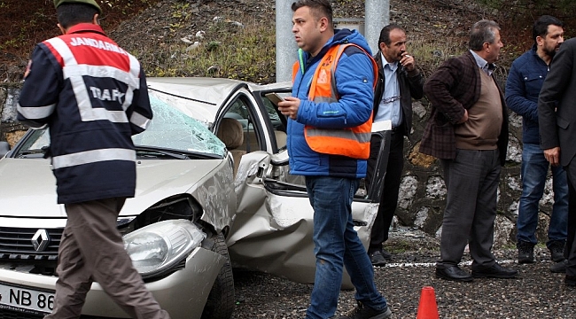 Karabük’te Otomobil Uyarı Levhasına Çarptı! 4 Kişi Yaralandı