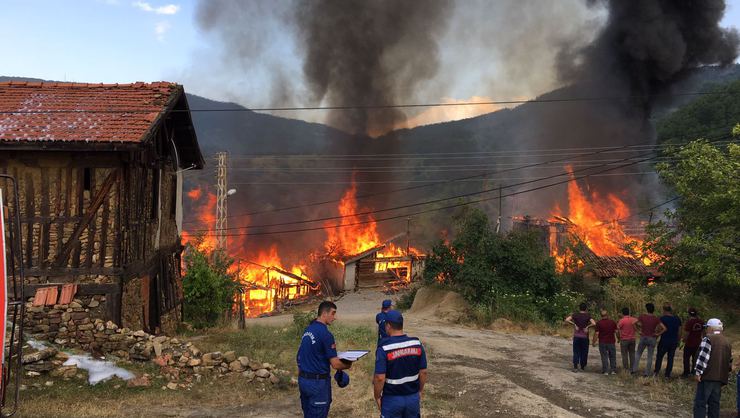 Karabük’te Yangın Faciası! Eve Düşen Yıldırım Köyü Bu Hale Getirdi