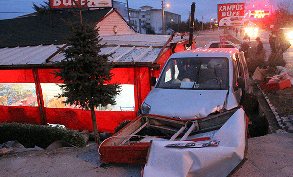 Karaman’da Feci Kaza! Hafif Ticari Araç Kafeye Daldı: 1 Ölü, 2 Yaralı