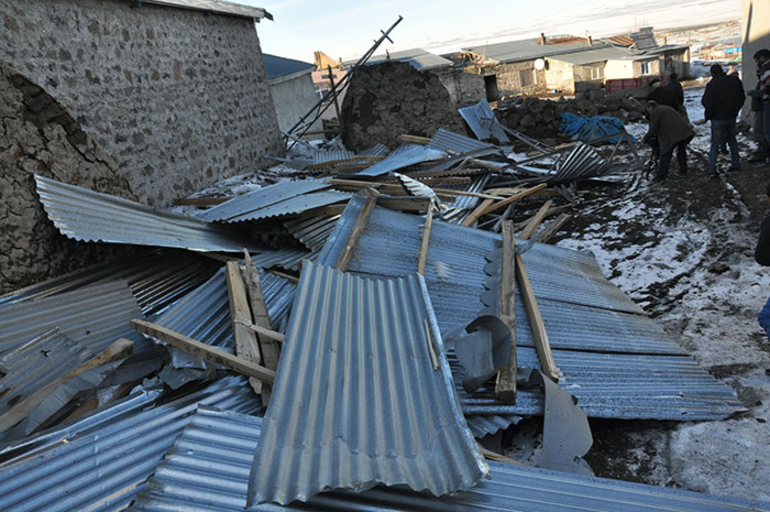 Kars’ta Fırtına Bir Köyü Yerle Bir Etti! Çatılar Uçtu, Elektrik Telleri Koptu