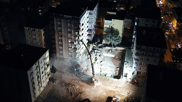  Kartal'da riskli binanın yıkımına başlandı