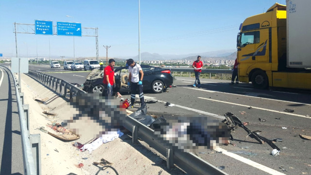 Kayseri’de Feci Kaza! Otomobil TIR'a  Çarptı: 4 Kişi Hayatını Kaybetti, 2 Kişide Yaralandı