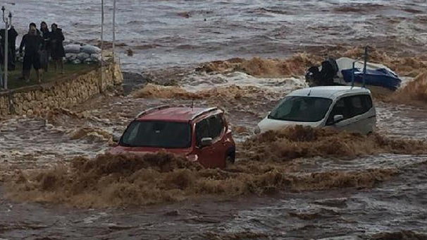 Mersin’de Korkutan Görüntüler! Araçlar Sel Sularına Kapıldı