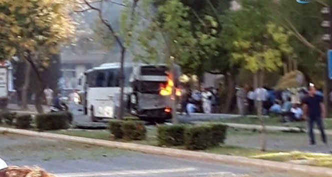 Mersin'de Polis Aracına Düzenlenen Bombalı Saldırının İlk Görüntüleri! Yaralanan 12 Polis Memurunun Sağlık Durumu!