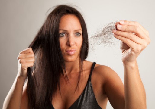Saç Dökülmesinde Korkunç Tehlike! Dökülen Saçlar Hastalığın Habercisi Mi?