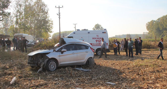 Sakarya’da Feci Kaza! Otomobil Karşı Şeride Geçip TIR’a Çarptı: 2 Kişi Öldü, 1 Kişi Yaralandı