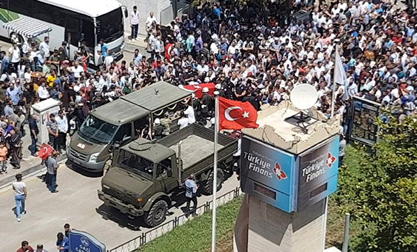 Şehidin Naaşı Geçerken Türk Bayrağının Dalgalandığı Anlar Görenleri Duygulandırdı