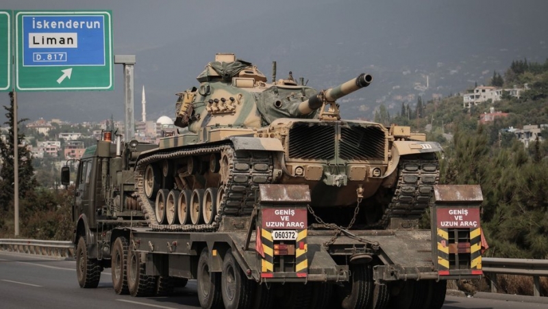 Sınırda Askeri Hareketlilik! Tank Ve Zırhlı Araç Sevkiyatı Yapılmaya Devam Ediliyor