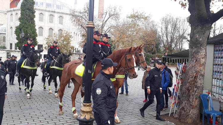 Sultan Ahmet Meydanı'nda Atlı Polisler Göreve Başladı