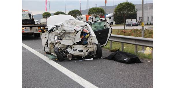 TEM Otoyolunda TIR Otomobile Çarptı! 1 Kişi Öldü, 3 Kişi Yaralandı