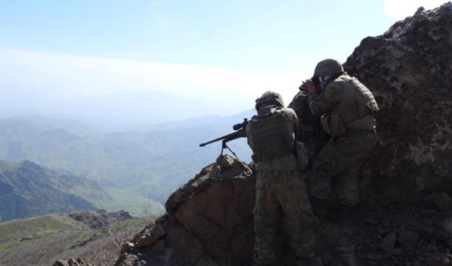 TSK’nın Operasyon Sürdürdüğü Kandil’den Görüntüler! PKK’lı Teröristler Arkalarına Bakmadan Kaçıyor