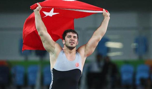 Türkiye’ye Olimpiyat Madalyası Getiren Milli Güreşçi Cenk İldem’e Yol Tartışması Sırasında Silahlı Saldırı!