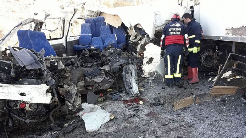 Van’da Katliam Gibi Kaza! TIR Minibüsle Çarpıştı! 8 Ölü, 2 Yaralı