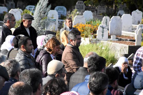 Yine Aynı Skandal! HDP’li Milletvekili Terörist Cenazesinde Görüntülendi