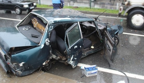 Zonguldak’ta Karşı Şeride Geçen Otomobil Hurdaya Döndü! 4 Kişi Yaralandı