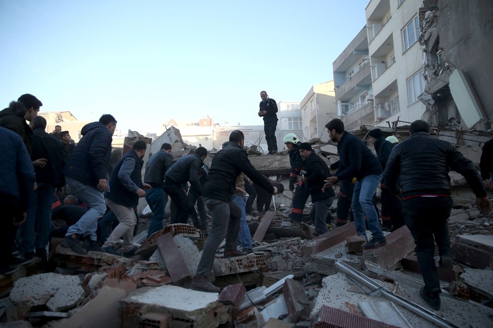 Zeytinburnu'da bina çöktü