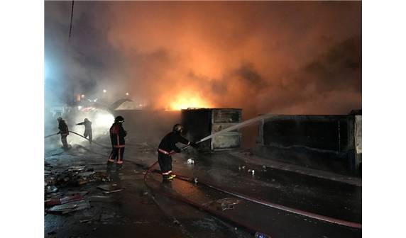 Sultangazi'de Geri Dönüşüm Tesisinde Yangın Çıktı