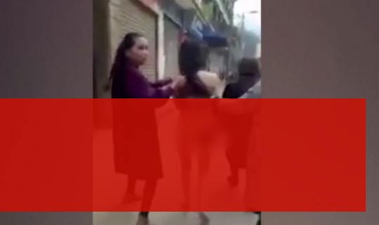 Kocası ile Yatakta Bastığı Kadını İbreti Alem İçin Sokakta Çırılçıplak Sürükledi