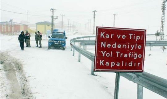 Ardahan'da Bahar Ayında Lapa Lapa Kar Yağdı Yollar Kapandı!