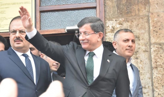 Eski Başbakan Davutoğlu Memleketi Konya'da Yoğun İlgiyle Karşılandı!