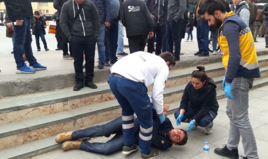 İstanbul'un Göbeğinde Korkunç Görüntü! Uyuşturucu İçen Gençler Bir Bir Yere Yığıldı, Orada Olanlar Dehşete Düştü!