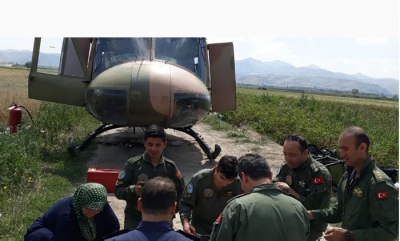 Afyon’da Duygulandıran Görüntüler! Askeri Helikopter Acil İniş Yaptı! Köylüler Yer Sofrası Kurdu