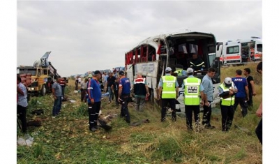 Amasya’da Yolcu Otobüsü Tarlaya Devrildi! 6 Ölü 35 Yaralı